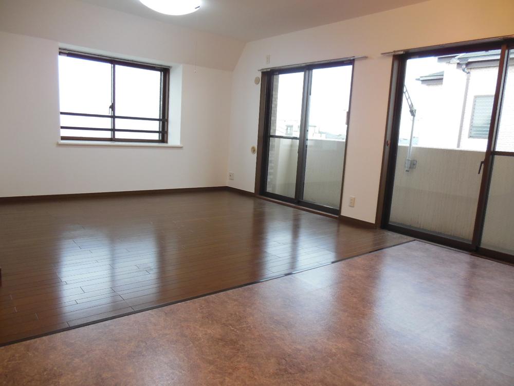 Living. Spacious, living ・ dining! For the corner room, It is very bright space!