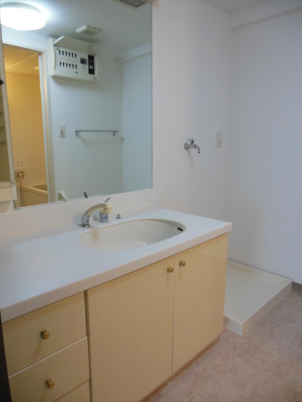 Wash basin, toilet. Indoor (11 May 2013) Shooting