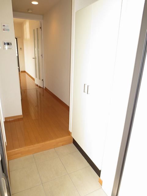 Entrance. With cupboard ☆