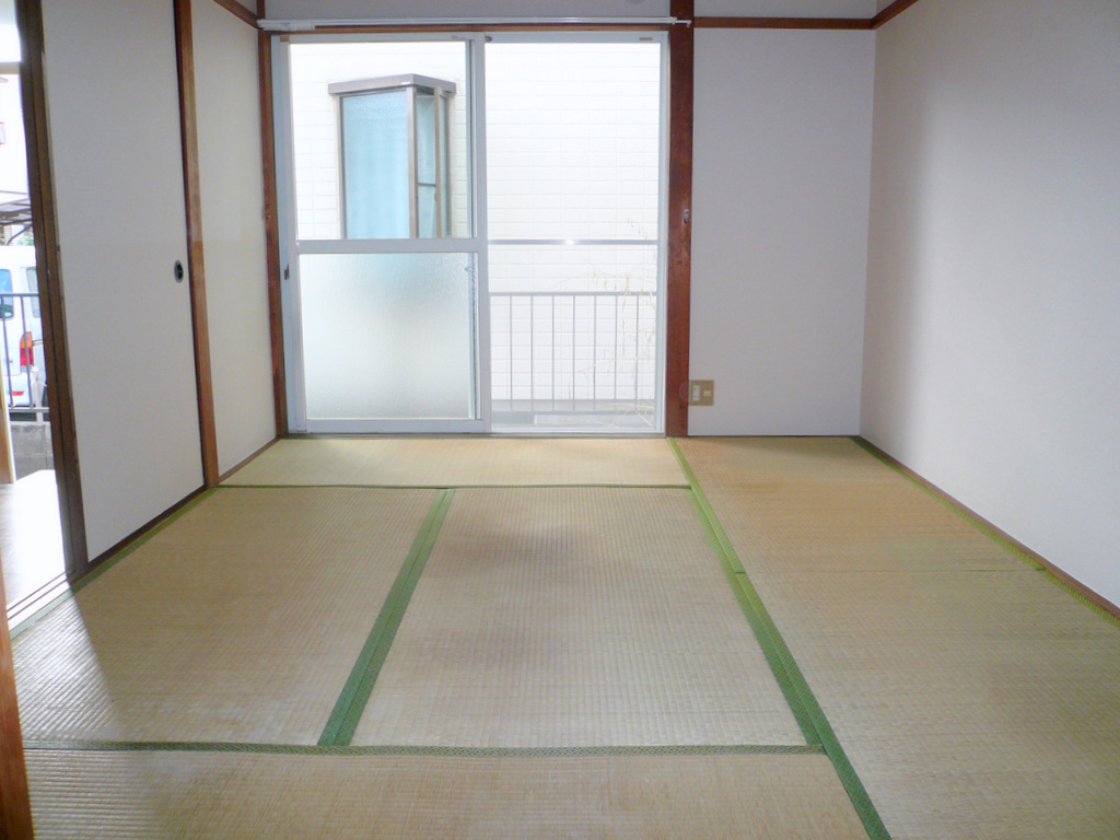 Living and room. Tatami is re-covered to move just before!