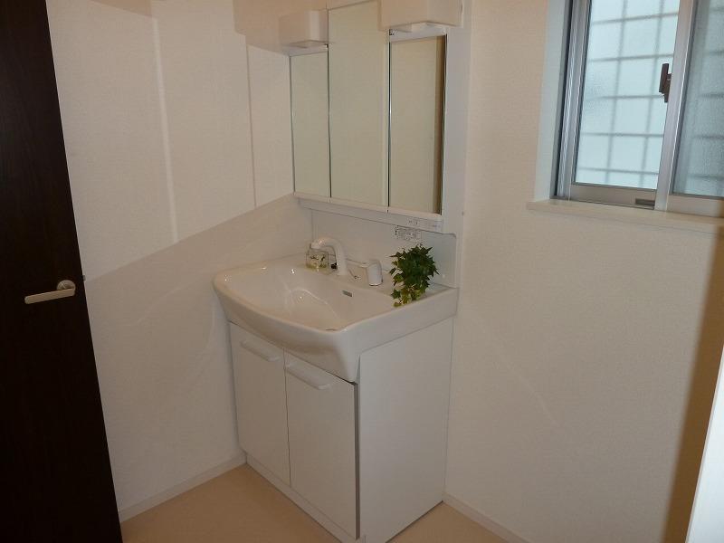 Wash basin, toilet. Model house (same specifications)