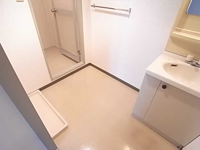 Washroom. Wide dressing room. Popular independent washbasin. 