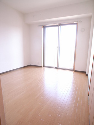 Other room space. Bright and produce a room with large windows ☆