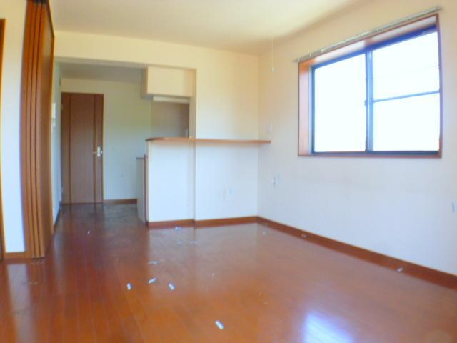 Living and room. Good per sun on 2 Kaikaku room