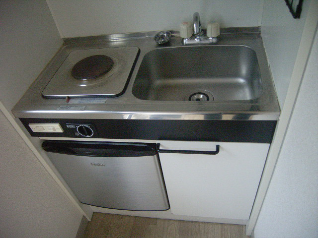 Kitchen. 1-neck with stove