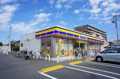 Convenience store. (Convenience store) to 570m