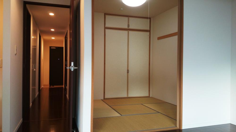 Non-living room. Indoor (11 May 2013) Shooting Japanese-style room will be living and together you open the sliding door.