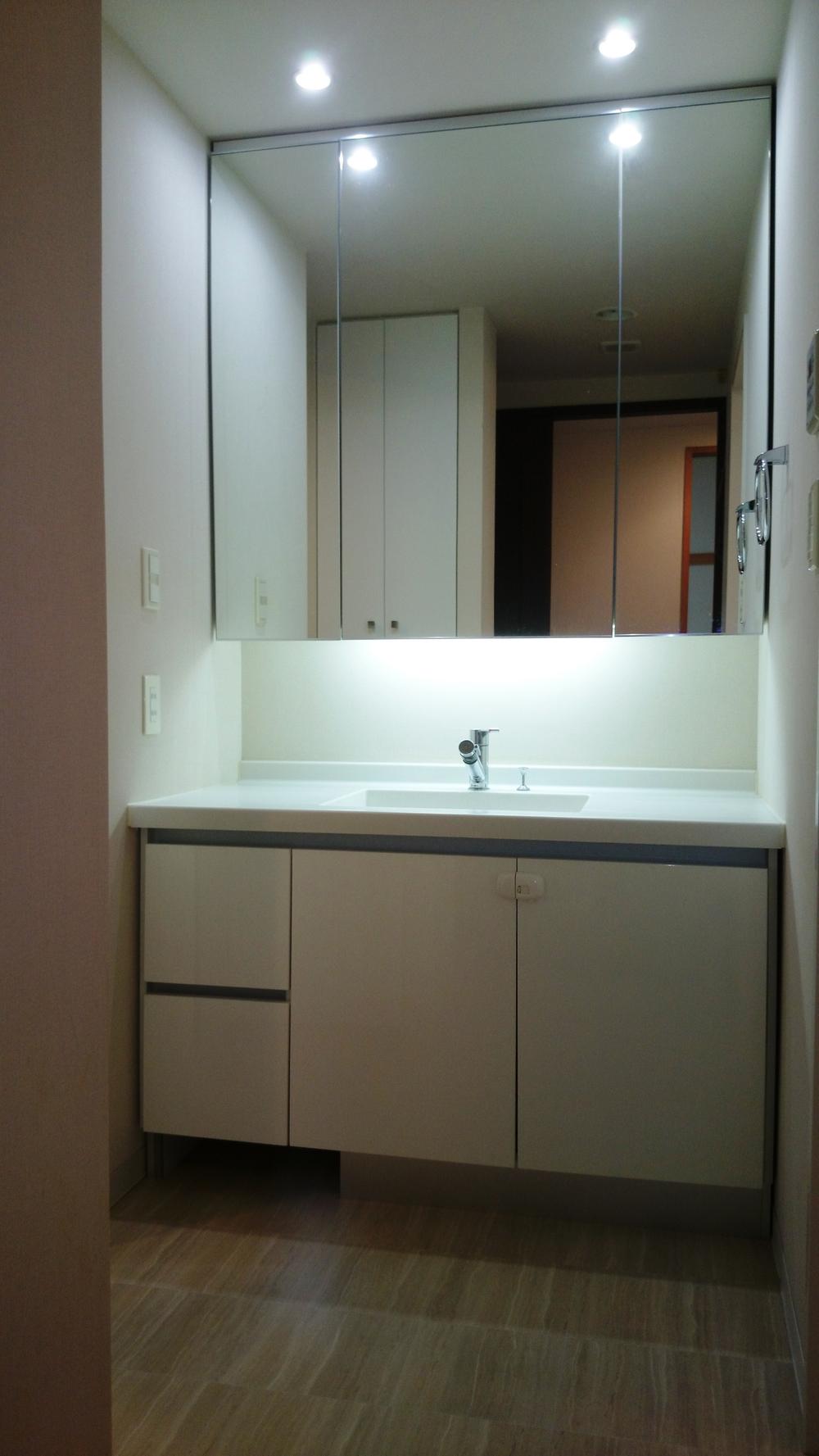 Wash basin, toilet. Indoor (11 May 2013) Shooting