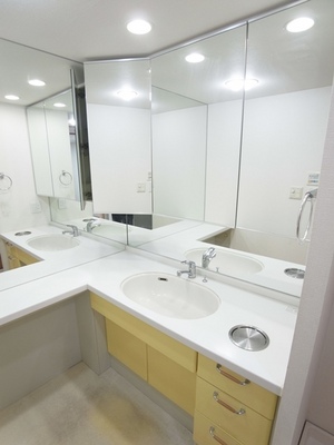 Washroom. Mirror is large, bright wash room it is easy to use is good ☆