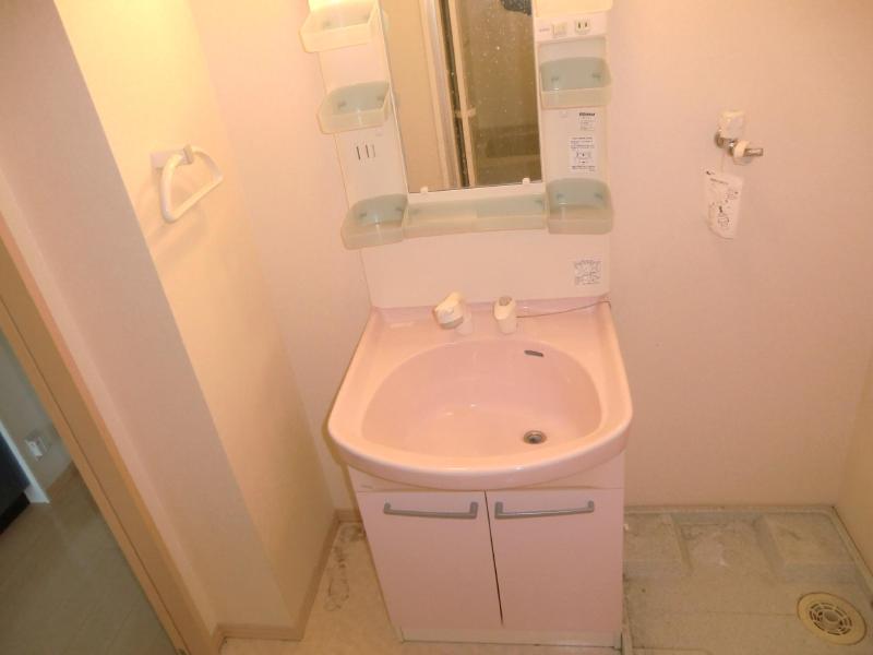 Washroom. Convenient independent wash basin if