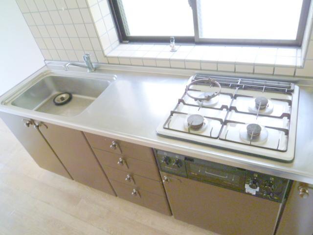 Kitchen. System is a kitchen with a respectable three-necked grill.