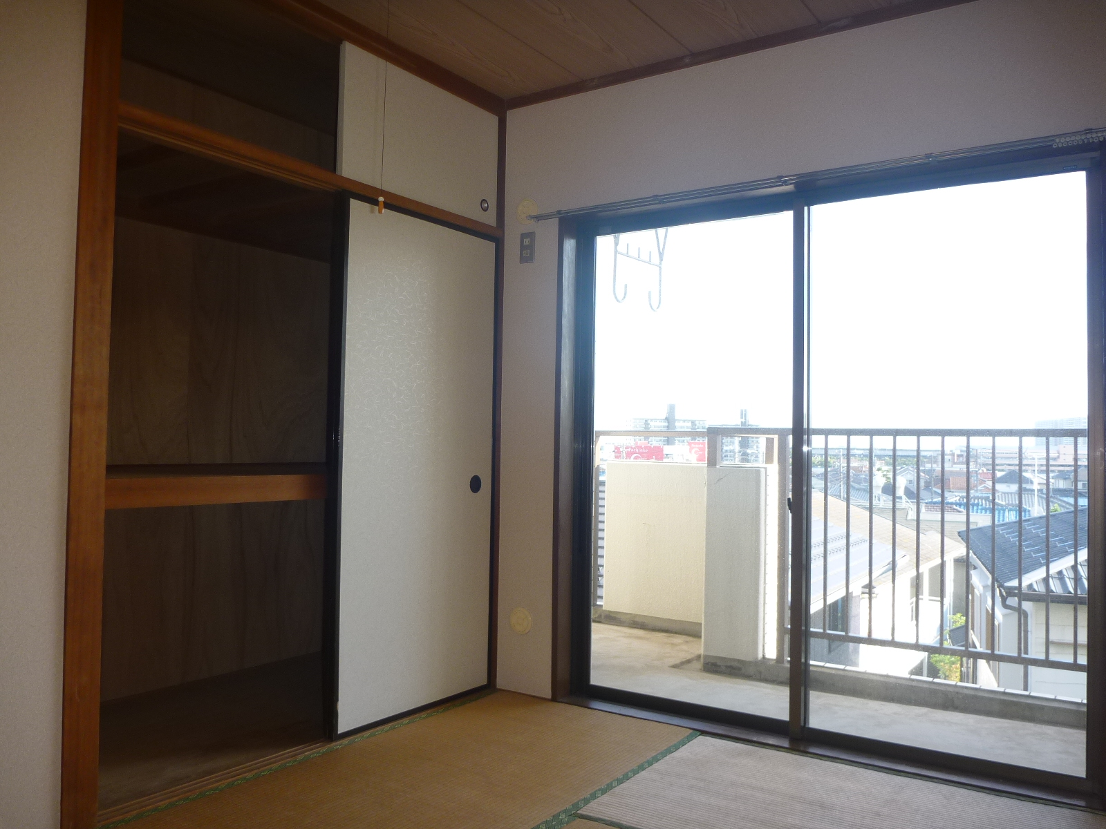 Living and room. Japanese-style room (and the tatami of Omotegae your move before)