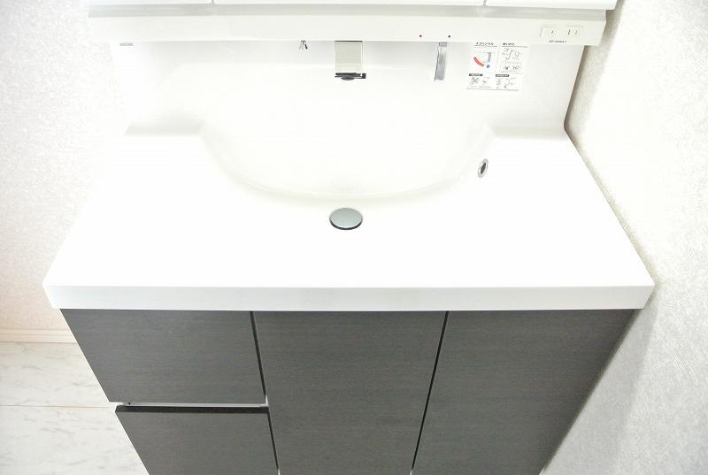 Wash basin, toilet. Local (11 May 2013) Shooting