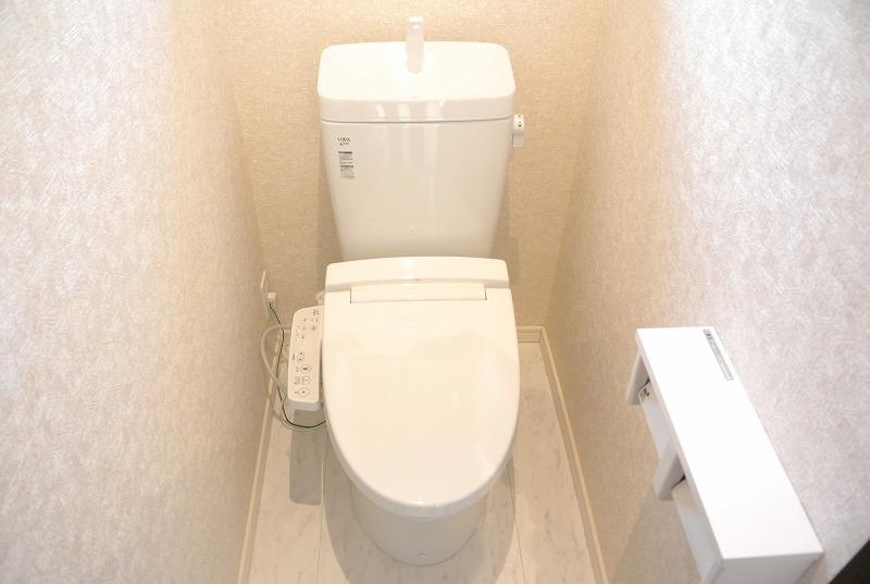 Toilet. Local (11 May 2013) Shooting