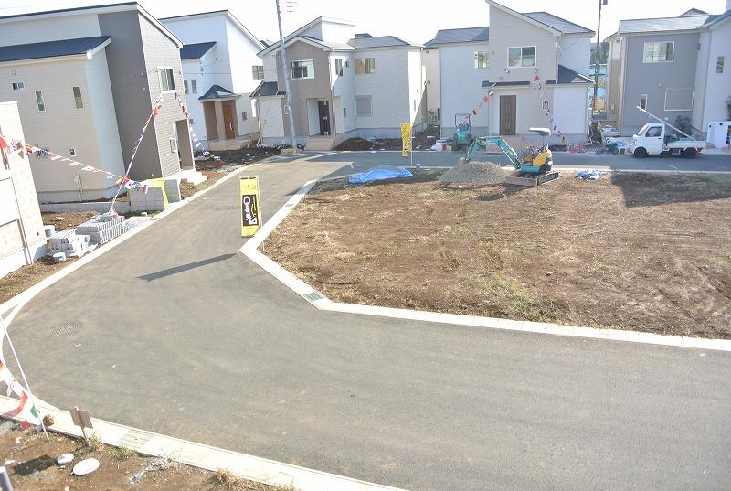 Local photos, including front road. Local (11 May 2013) Shooting