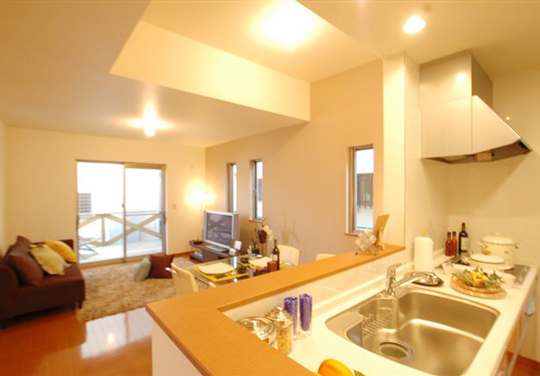 Same specifications photos (living). 15.98 tatami relaxed LDK. Also safe for overlooking the room from face-to-face kitchen. Installing a wood deck in the living south. Happy planning on holidays can enjoy outdoor living and tea time.