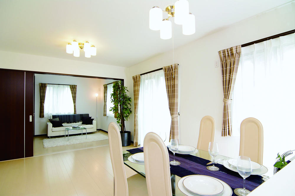 Living. Living room bathed in brighter than the sash facing the south side of the sun. Realize a large space of the and 20 Pledge open the back of the Western-style sliding door.