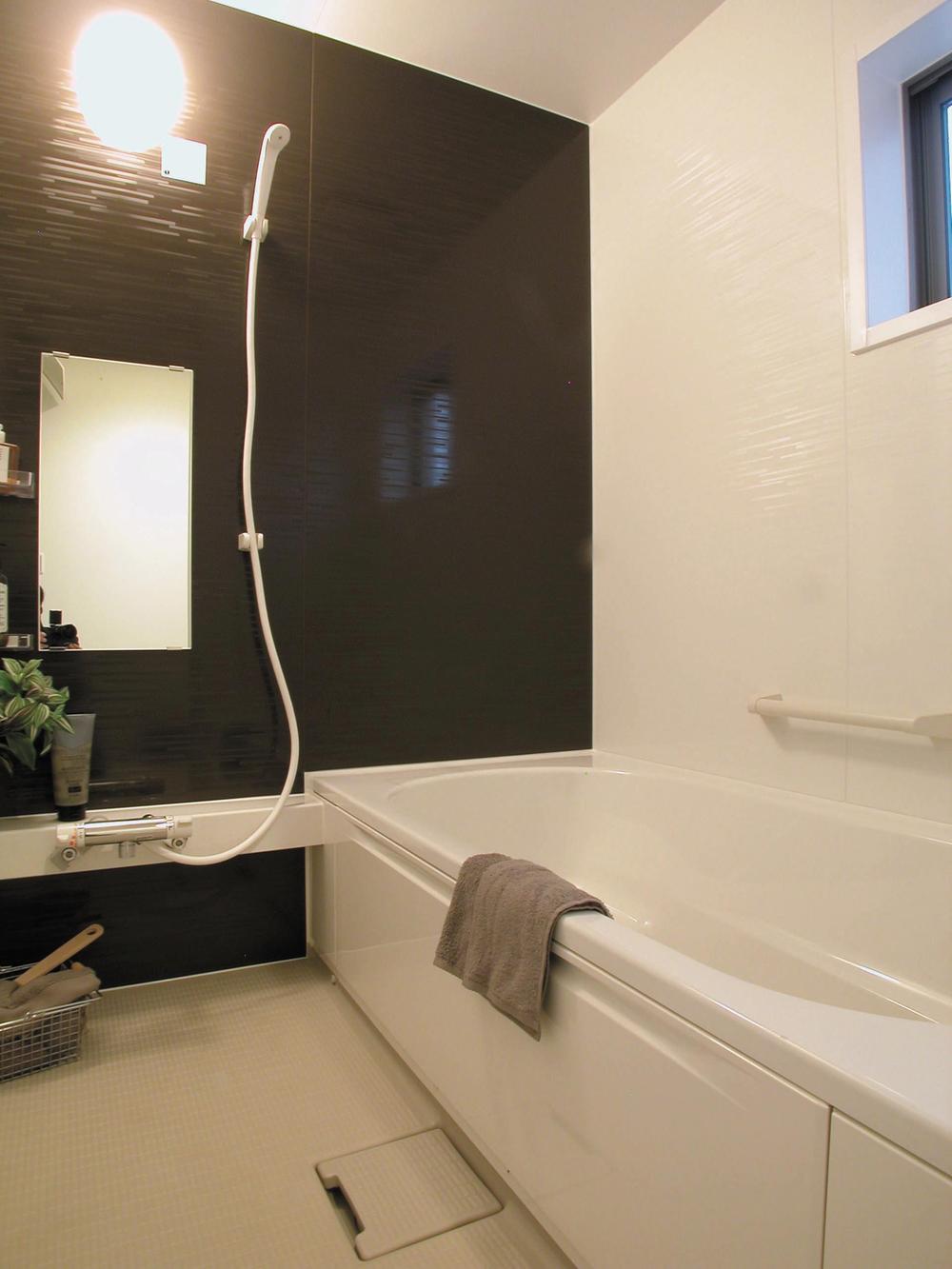 Bathroom. Production accent panel is the comfort of bathing. Sitz bath is in the bathtub, of course, It also adopted a sit easy bench type children.