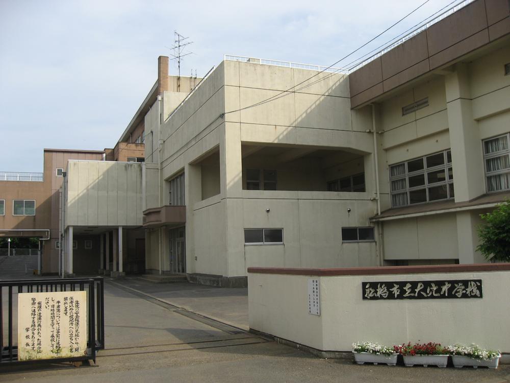 Other Environmental Photo. 1320m to the large hole junior high school