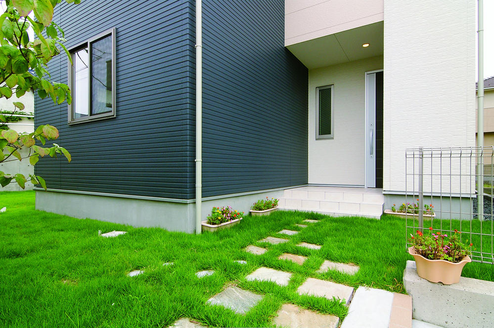 Entrance. 76 Building approach. We greeted the MidoriYutaka approaches that take advantage of the large site.