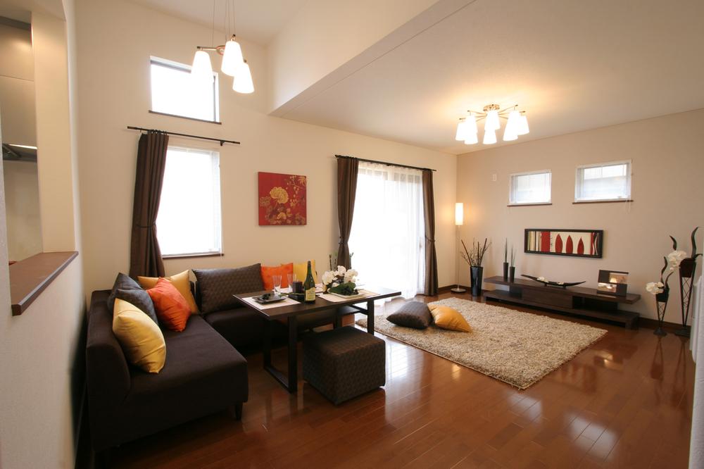 Same specifications photos (living). Achieve a space that is open feeling of raising the ceiling height of the dining part.