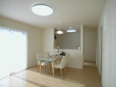 Living. Good living dining of per yang. Open sense of drift to the spacious relaxed garden. By all means, please check.