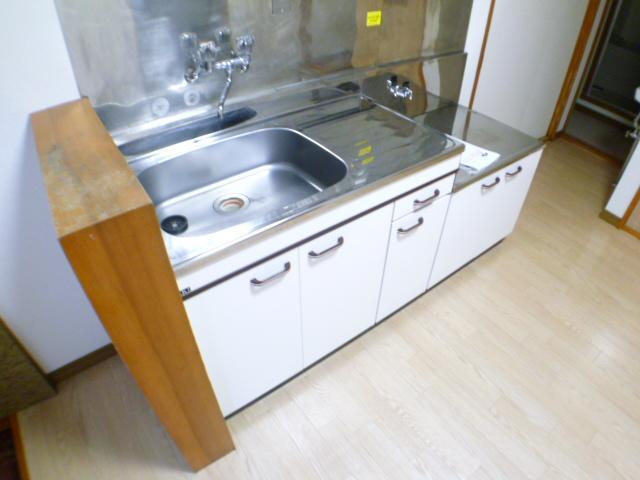 Kitchen. Two-burner gas stove can be installed