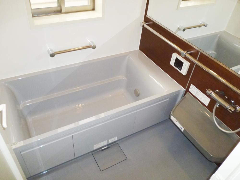 Same specifications photos (Other introspection). (Same specifications building) bathroom clothes dryer ・ It is a bath with a heater. Water heater energy bills in the Eco Cute can save significant. And the bath to take the fatigue of the day, In still comfortable space.