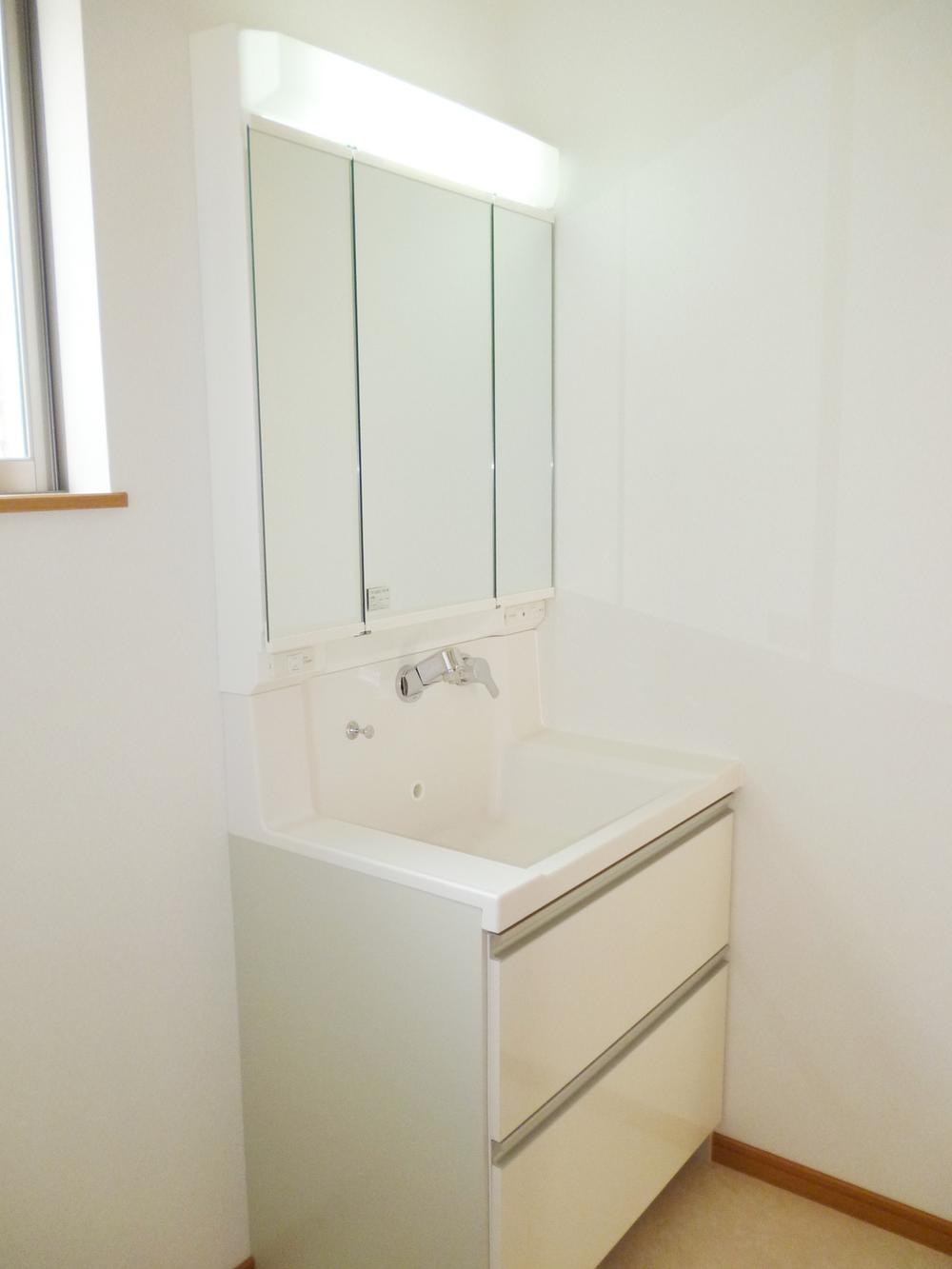 Same specifications photos (Other introspection). (Same specifications building) cabinet triple mirror, Cosmetics will go a lot because it is in the mirror is in the storage space.