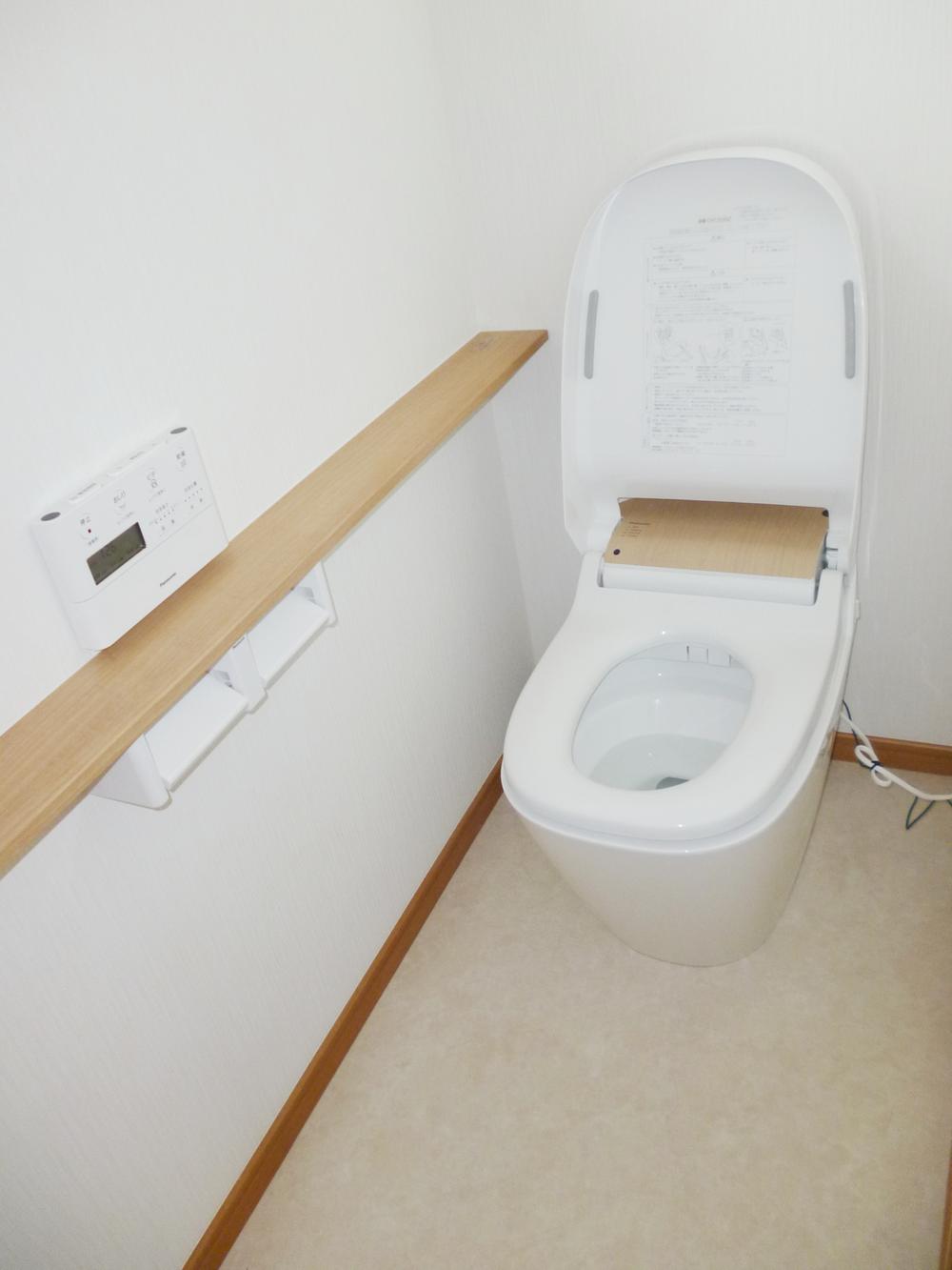 Same specifications photos (Other introspection). (Same specifications building) 1 ・ Toilet is with washing heating toilet seat in 2 Kaitomo. (Motion sensors retractable lid)