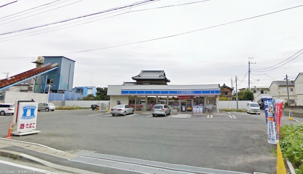 Convenience store. 470m to Lawson