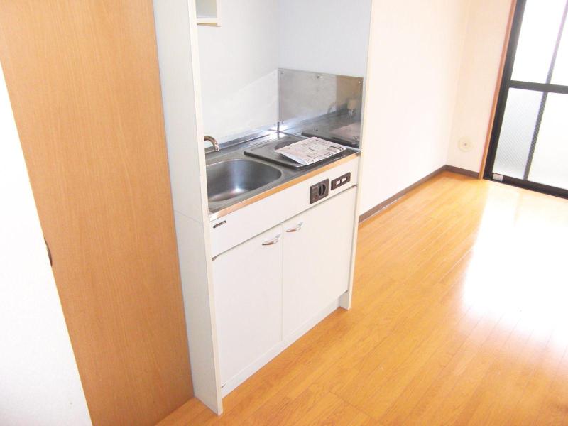 Kitchen. With electric stove