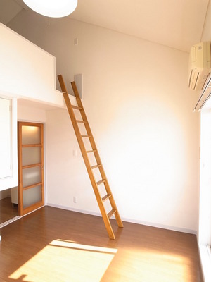 Living and room. Shalt climb up in the ladder! ! 