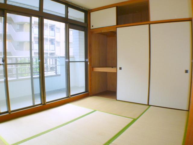 Living and room. There is a large storage in the Japanese-style room