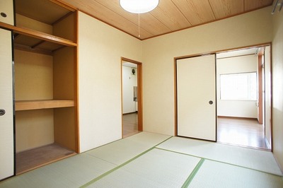 Living and room. With closet to 6 quires of Japanese-style room.