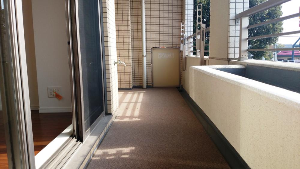 Balcony. Local (10 May 2013) shooting south-facing balcony day is good! !