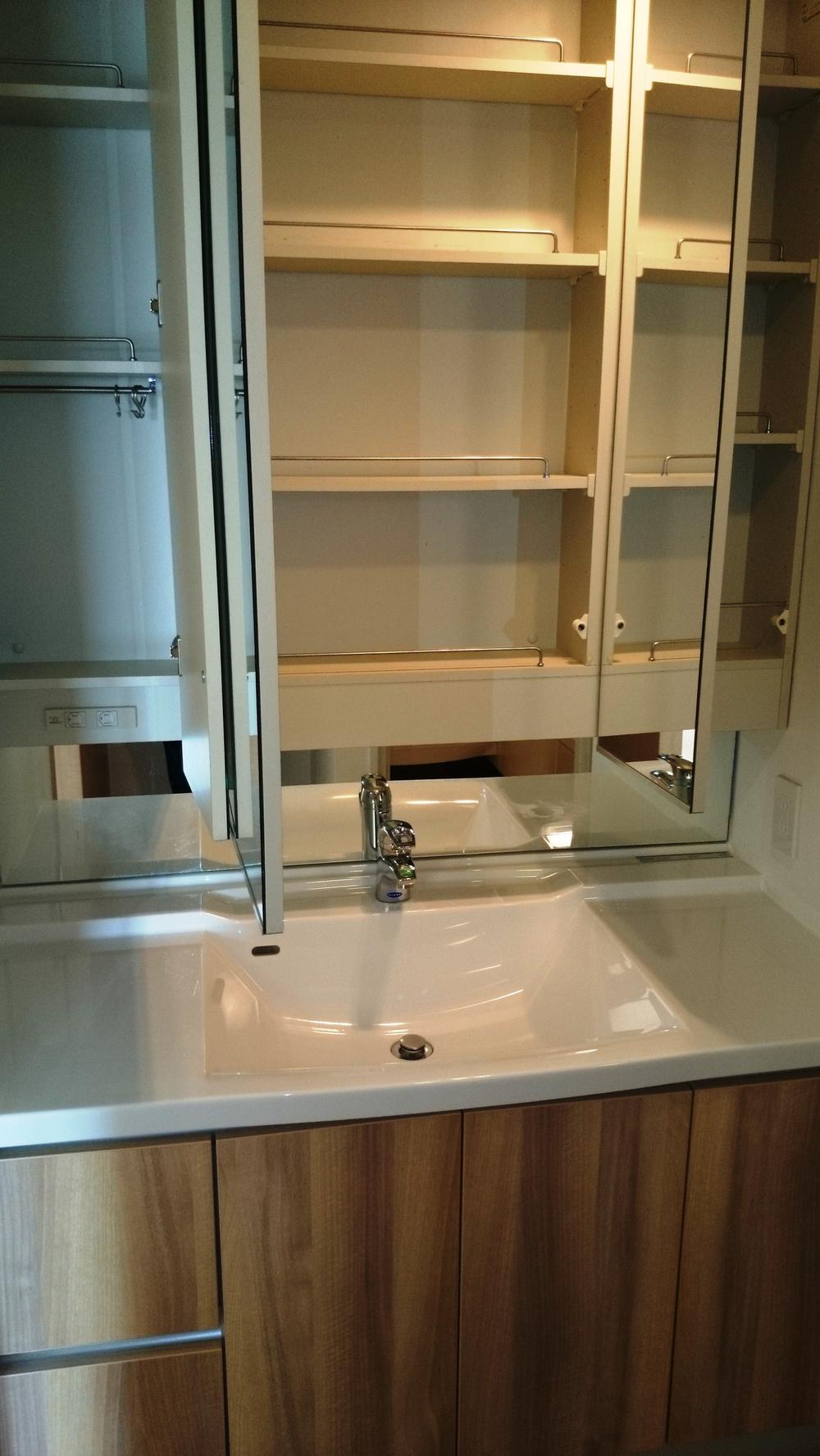 Wash basin, toilet. Indoor (10 May 2013) Shooting