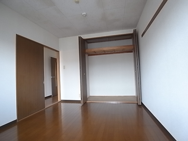 Other room space. The room space and refreshing is, Width ・ A back area closet