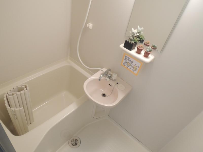 Bath. Spacious space bathroom ・ There is also installed a mirror