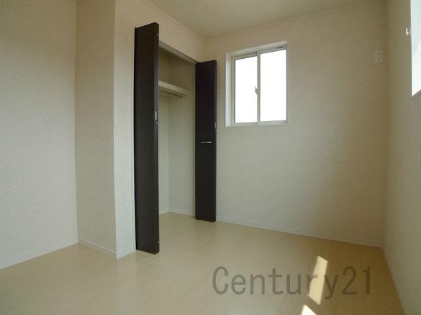 Non-living room. Convenient all room with storage space