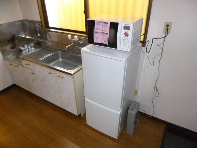 Kitchen. refrigerator, With range