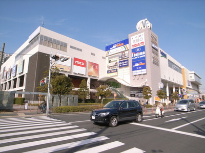 Shopping centre. Vivid 750m until the Square (shopping center)