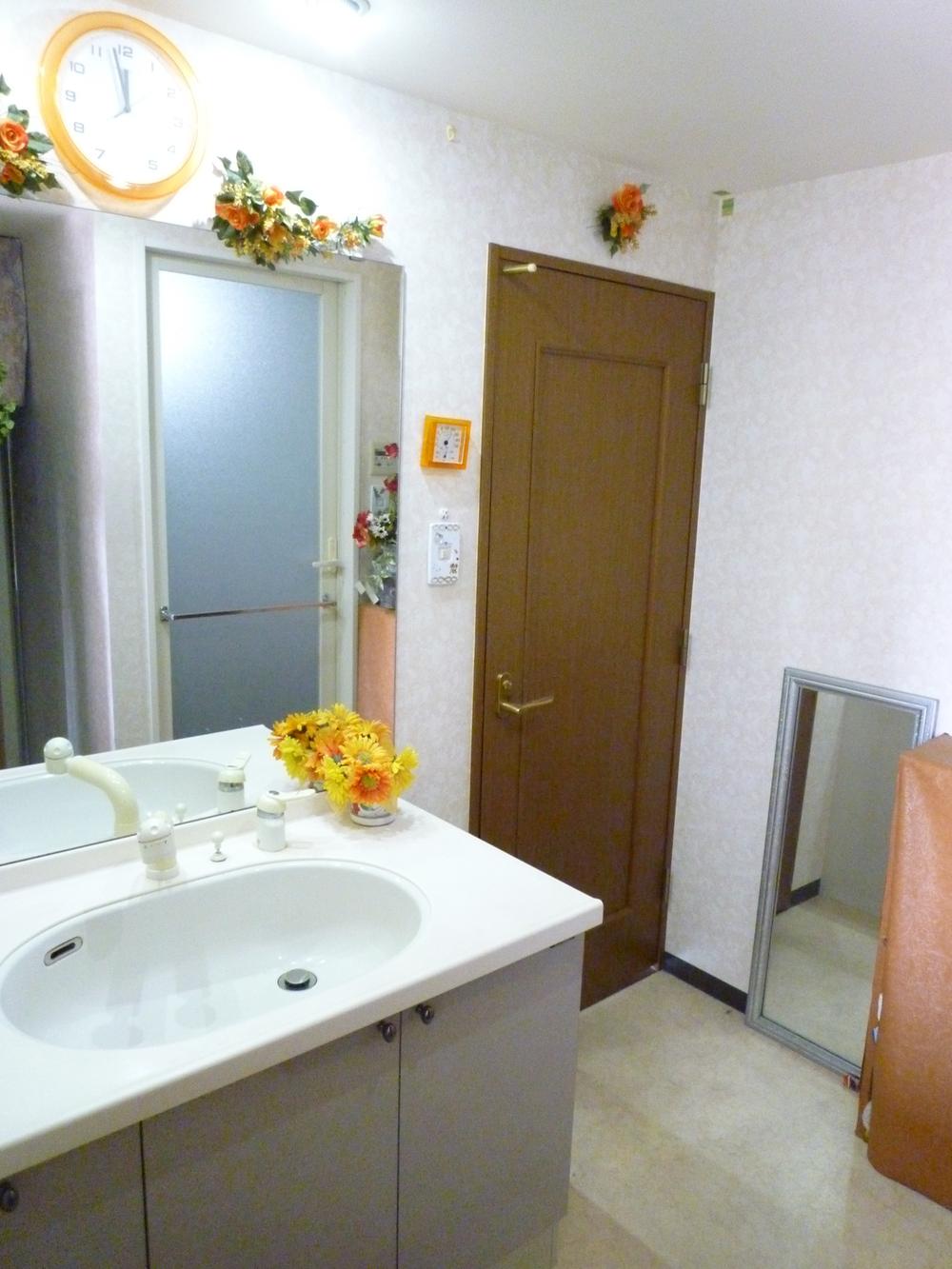 Wash basin, toilet. Indoor (10 May 2013) Shooting