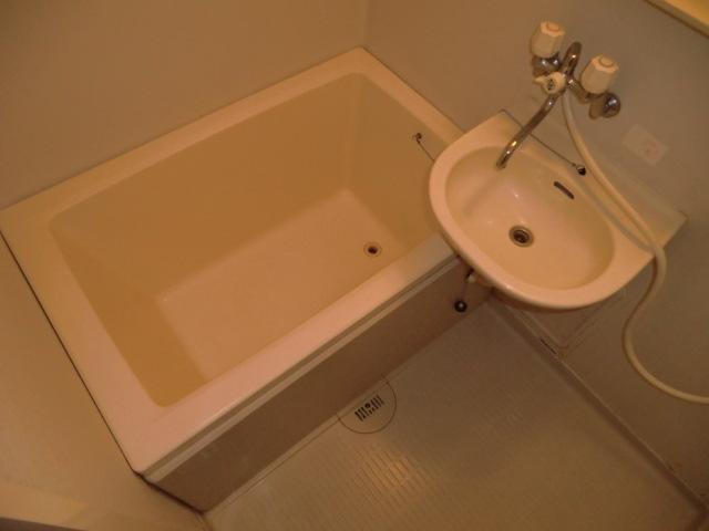 Bath. Wash basin is together, but is clean Rakuchin