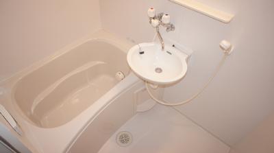 Bath. It is a clean bath equipped with a wash basin.