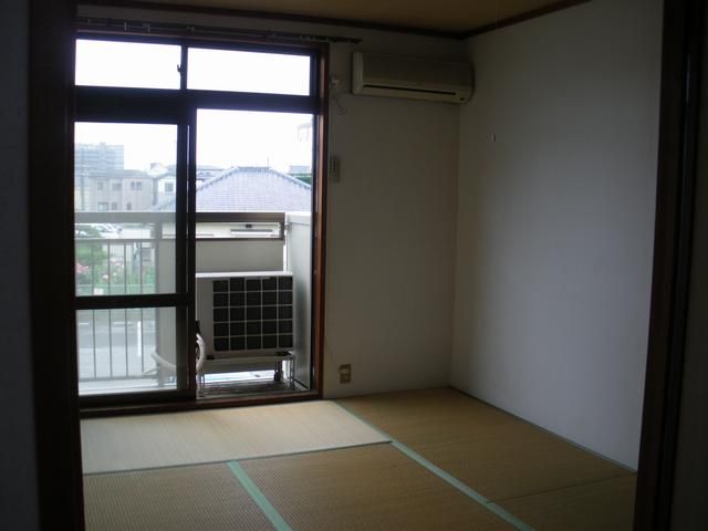 Living and room. There is also a 6 quires of Japanese-style room. 