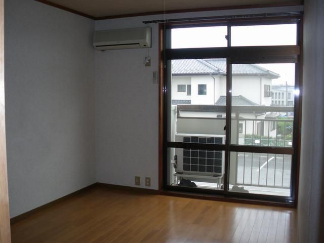 Living and room. Higashifunahashi Station, Walk is 11 minutes. 