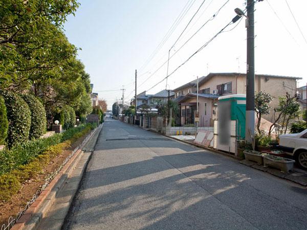 Local photos, including front road. Overall