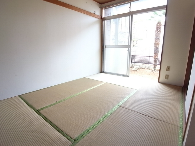 Living and room. Very calm Japanese-style room! Guests can relax purring ☆