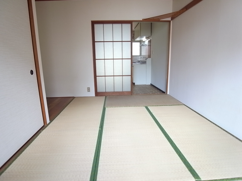 Living and room. Spacious Japanese-style room 6 quires! Easy-to-use Mato